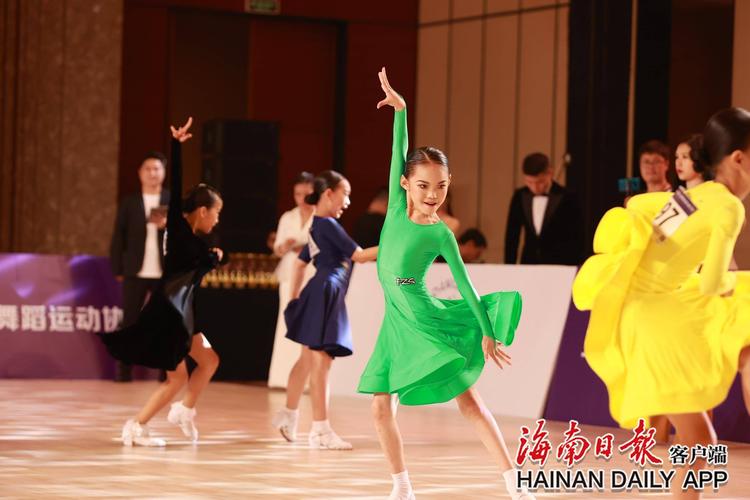 三亚第十二届体育舞蹈公开赛开赛 2000余名选手激情斗舞